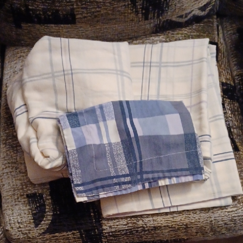 4/$30 White & Blue Plaid Sheet Set - Single/Twin Bed (Flat, Fitted & Sham)